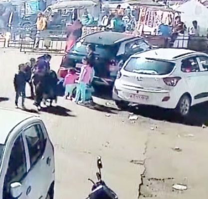 स्टेशन के पास से 2 वर्षीय बच्ची गायब, ले जाते संदिग्ध महिला सीसीटीवी में दिखी