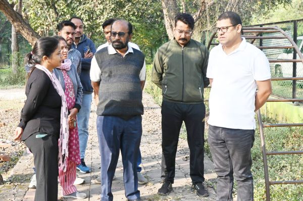 आयुक्त ने निर्माण कार्यों का निरीक्षण कर सुविधाओं को सुदृढ़ करने के निर्देश