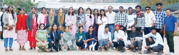 कॉलेज विद्यार्थियों का शैक्षणिक भ्रमण