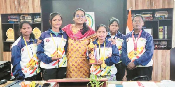 कलेक्टर ने किया प्रतिभागियों का सम्मान