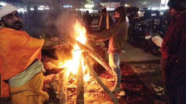 शहर के प्रमुख स्थानों पर अलाव की व्यवस्था