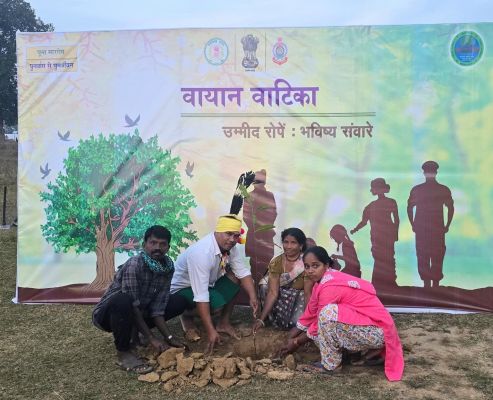 आत्मसमर्पित नक्सलियों ने रोपे आशा और भविष्य के पौधे