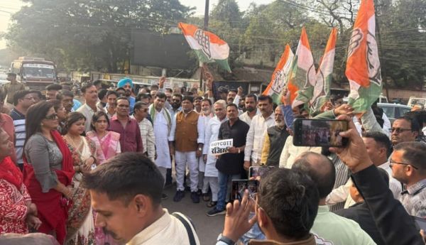 जमीन की गाइड लाइन दर में वृद्धि के विरोध  में कांग्रेसियों ने साय सरकार का पुतला फूंका