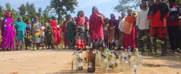 शराब दुकान के पास रास्ते  की सफाई करेंगे ग्रामीण