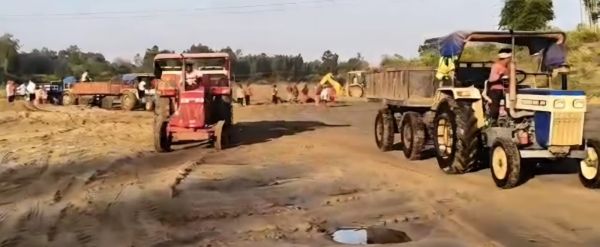 नदी से रेत की अवैध खुदाई की शिकायतें