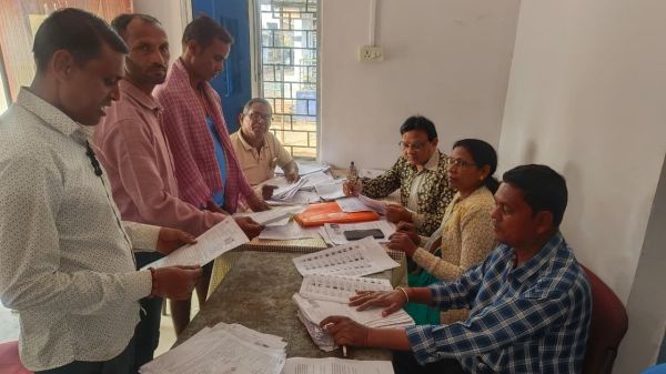 एसआईआर सर्वे : वार्डों में कई मतदाताओं की गैरहाजिरी से वोटर्स आईडी अपडेट में दिक्कतें