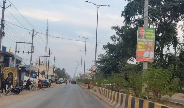 आंधी तूफान में टूटे फ्लैक्स, वाहन चालकों को खतरा