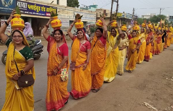 गायत्री महायज्ञ व प्रज्ञा पुराण कथा में आध्यात्मिक लाभ ले रहे हैं श्रद्धालु