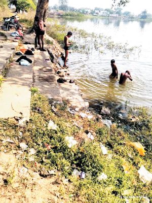   राशि आहरण के बाद भी तालाब पचरी जीर्ण-शीर्ण, ग्रामीणों ने की शिकायत 