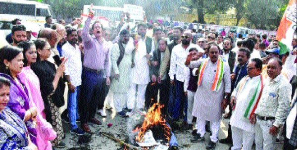 सोनिया राहुल के समर्थन में कांग्रेसियों का प्रदर्शन