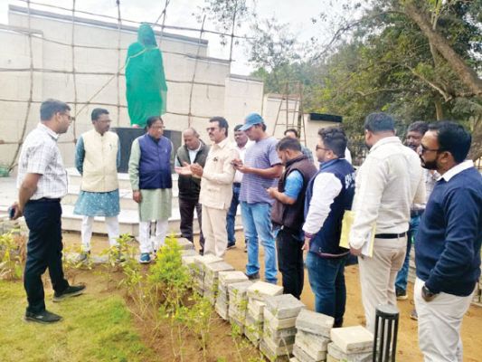 अटल परिसर लालबाग, शहीद स्मारक, नेहरू मेमोरियल पहुंचे महापौर