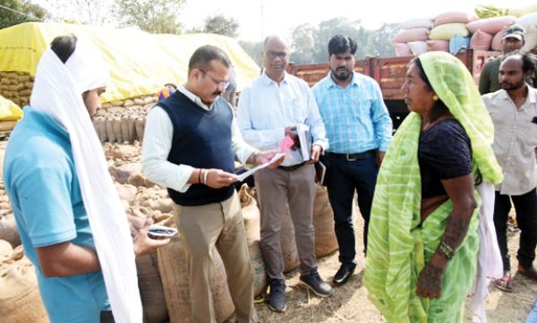 कलेक्टर ने किया धान उपार्जन केन्द्रों का निरीक्षण