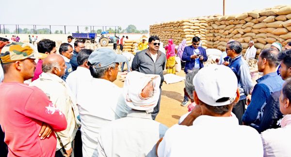 मंत्री ने किया बिरेझर उपार्जन केन्द्र का निरीक्षण  किसानों से चर्चा कर व्यवस्था की जानकारी ली