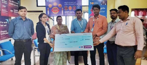 पति की मौत, पत्नी को एसबीआई ने 20 लाख बीमा राशि का चेक सौंपा