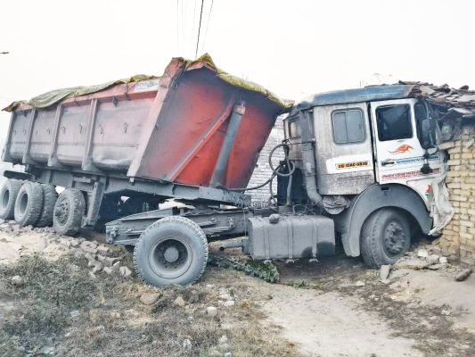 अनियंत्रित टेलर घर में घुसा, बाल-बाल बचे दंपति