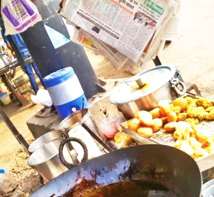 चौक-चौराहों के ठेले-होटलों में फू ड सेफ्टी एक्ट का उल्लंघन, खतरनाक कागजों पर भेल-समोसा परोसा जा रहा