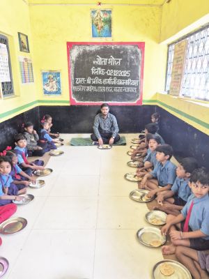 प्राथ.शाला सदर बाजार में न्योता भोज