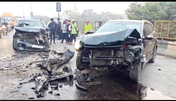 मोवा ओवर ब्रिज पर क्रेटा-कीया भिड़ीं, एक सालभर से बिना इंश्योरेंस चल रही