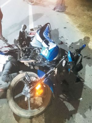 खड़े ट्रक से बाइक की टक्कर, एक युवक की मौत, दो घायल