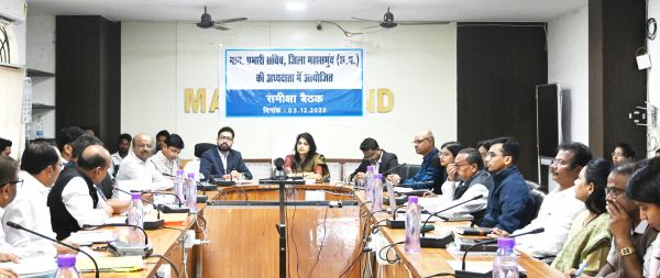 प्रभारी सचिव निहारिका बारिक ने ग्राम खरोरा-झालखम्हरिया- शेर में विकास कार्यों एवं धान खरीदी व्यवस्था का लिया जायजा