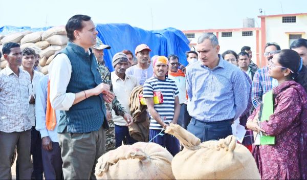 संभागायुक्त ने देखा शिक्षा, स्वास्थ्य, धान खरीदी व्यवस्था का जमीनी हाल