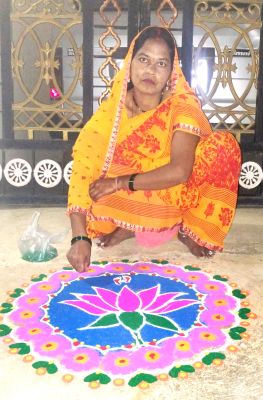 अगहन के आखिरी गुरुवार   को घरों में सजाई रंगोली