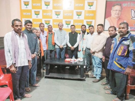 पूर्व सांसद अभिषेक के प्रयासों से किसानों को मिलने लगा टोकन