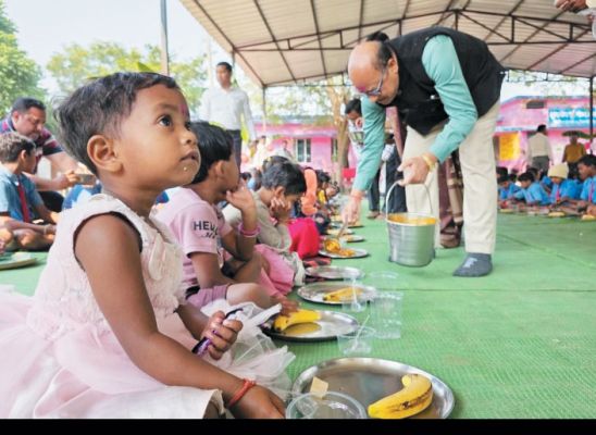 स्कूल में न्योता भोज देकर कलेक्टर ने बच्चों संग मनाया जन्मदिन