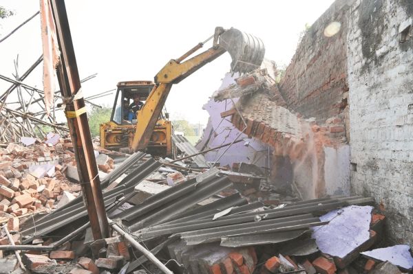 अवैध अतिक्रमण पर निगम की बेदखली कार्यवाही