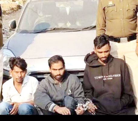  स्टेशन पार्किंग से कार चुराने वाले तीन गिरफ्तार
