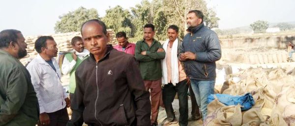 किसान कांग्रेस के प्रदेश महासचिव ने धान खरीदी केंद्र का लिया जायजा