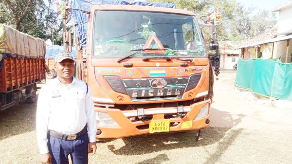 दो ट्रक और एक पिकअप से ढाई सौ क्विंटल अवैध धान जब्त