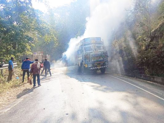 मक्का से भरे  ट्रक में लगी आग