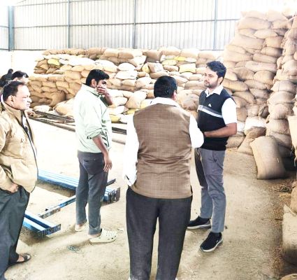 भौतिक सत्यापन में शॉर्ट: साढ़े 3 करोड़  का पौने 10 क्विंटल धान बरामद