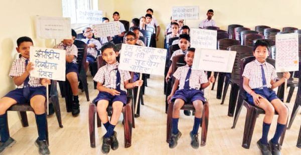 विश्व दिव्यांग दिवस के अवसर पर बच्चों को श्रवण यंत्र वितरित