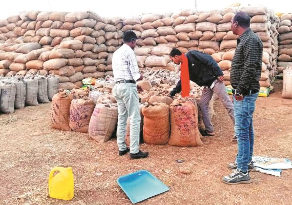 योगेन्द्र ने किया धान उपार्जन केंद्रों का निरीक्षण