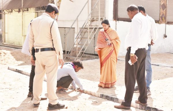 पुरानी गंज मंडी में महापौर का निरीक्षण पेवर ब्लॉक में खामियां उजागर