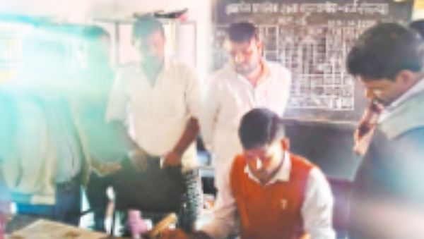 शराब पीकर स्कूल आने की  शिकायत पर प्रधान पाठक निलंबित