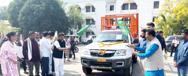 विधायक ने आधुनिक एंबुलेंस को दिखाई हरी झंडी