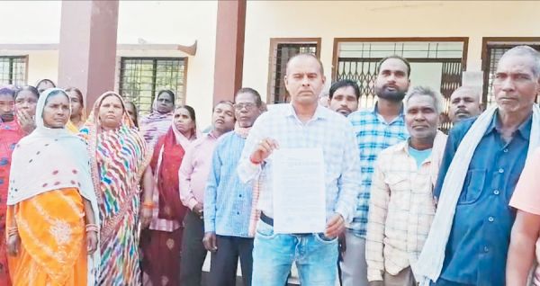 70 बरस से बसे ग्रामीण, जमीन पर विवाद गहराया