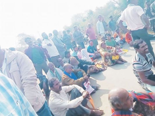 टोकन संबंधी समस्या पर किसानों का चक्काजाम, कर्मचारियों ने शुरू की प्रक्रिया