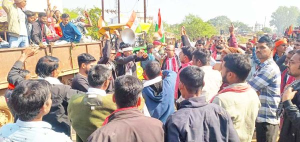 सीमेंट फैक्ट्री खुलने का विरोध करते किसानों पर पुलिस ने बरसाई लाठी