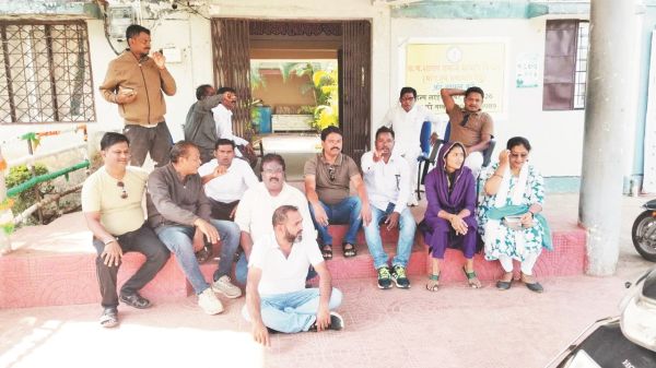 टेंडर फार्म नहीं मिलने के मुद्दे पर कांग्रेस का विरोध-प्रदर्शन