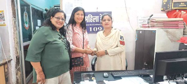 रास्ते में मिला सोने का ब्रेसलेट ई रिक्शा चालक ने पुलिस, और फिर  महिला को वापस सौंपा