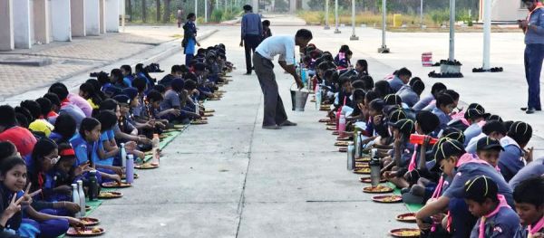 पीएम श्री केंद्रीय विद्यालय में भारत स्काउट गाइड प्रशिक्षण शिविर, सामूहिक भोजन भी