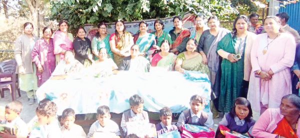 शिक्षिका की पहल पर पहाड़ी कोरवा बाहुल्य गांव को गोद लिया समभाव महिला मंच ने