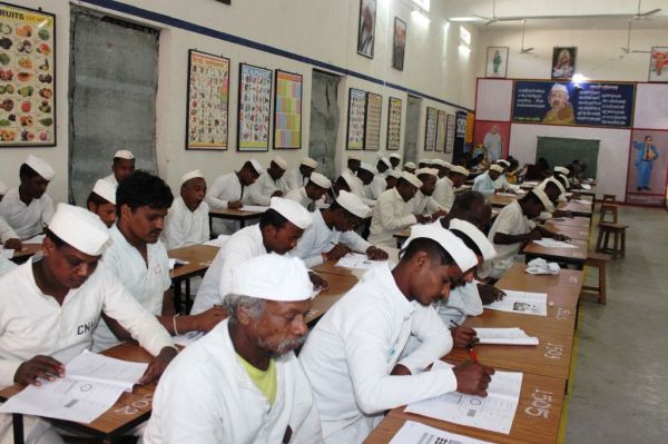 सास–बहू से लेकर बुजुर्ग दंपतियों ने थामी स्पर्धा की कलम