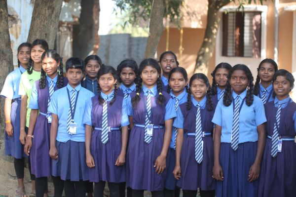 कोंडागांव की बेटियां हॉकी स्टीक से साध रहीं लक्ष्य, बस्तर ओलम्पिक से हुनर को मिल रही नई उड़ान