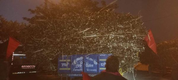 गन्ना परिवहन करने वाले किसानों को पुलिस ने यातायात सुरक्षा के प्रति जागरूक किया