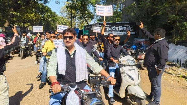 बाइक रैली निकालकर जमीन कारोबारियों ने किया प्रदर्शन